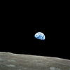 Diese Bild schrieb Geschichte: Der Erdaufgang über dem Horizont des Mondes am 24. Dezember 1968 aus der Sicht von Apollo 8.