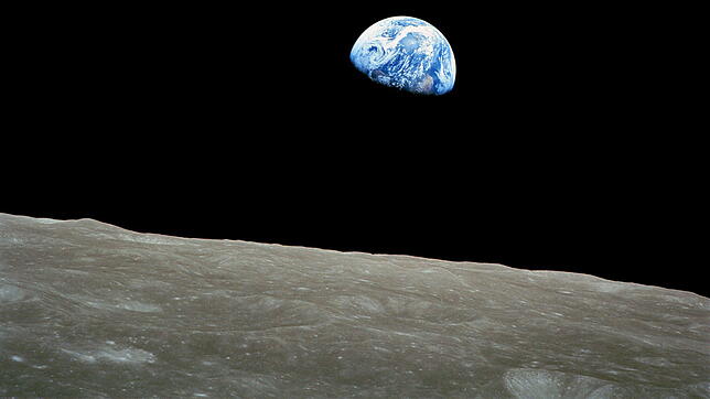 Diese Bild schrieb Geschichte: Der Erdaufgang über dem Horizont des Mondes am 24. Dezember 1968 aus der Sicht von Apollo 8.
