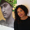 Fathimath Nazeer Jamal vor dem Bild &bdquo;Rashu Kudhin&ldquo;, eines der Herzstücke ihrer aktuellen Ausstellung im ...