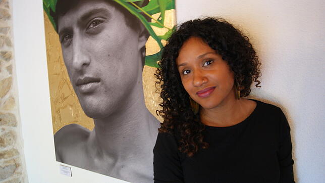 Fathimath Nazeer Jamal vor dem Bild &bdquo;Rashu Kudhin&ldquo;, eines der Herzstücke ihrer aktuellen Ausstellung im ...