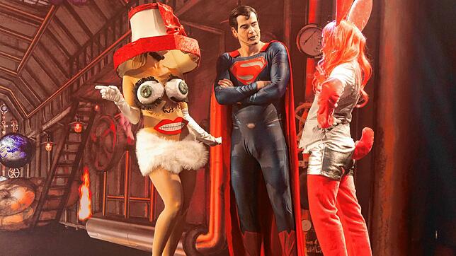 Superman und Co. dürfen jetzt doch abheben: Das Gloria-Theater darf nach langer Hängepartie die neue Produktion &bdquo;Tommy Tailors ...
