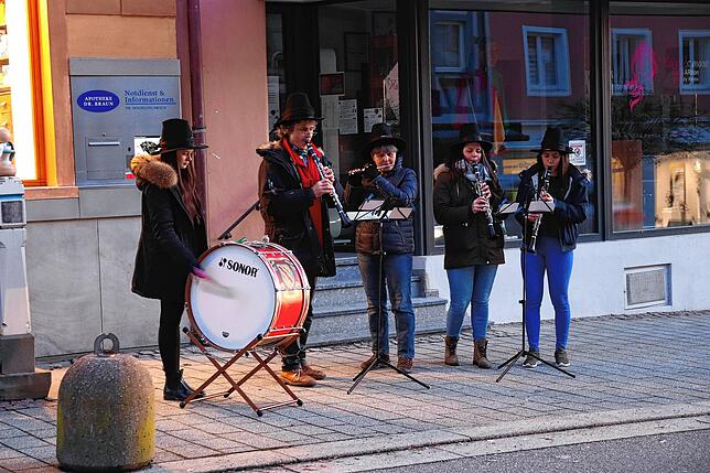 Bild 4: Eine besondere Stockacher Fasnacht 2021 geht zu Ende: Im kleinen Kreis wurde sie zu Grabe getragen