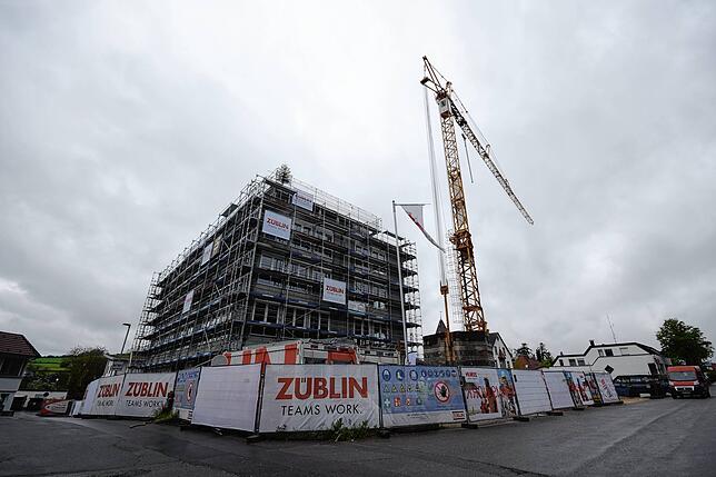 Beim Ärztehaus wurde Richtfest gefeiert. Dazu steht die traditionelle Tanne auf dem Dach.