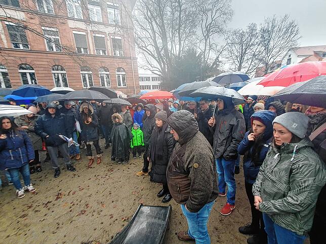 Hoffen und Bangen im Regenwetter: Über 400 Menschen machen sich in Villingen am 26. Dezember auf die Suche nach Dirk Brünker.