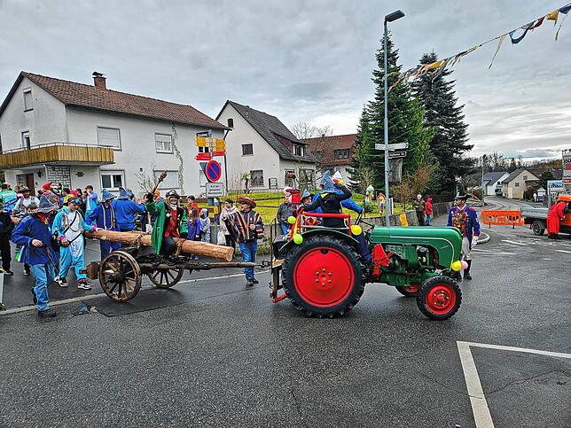 Bild 10: Der Narrenbaum in Kluftern steht