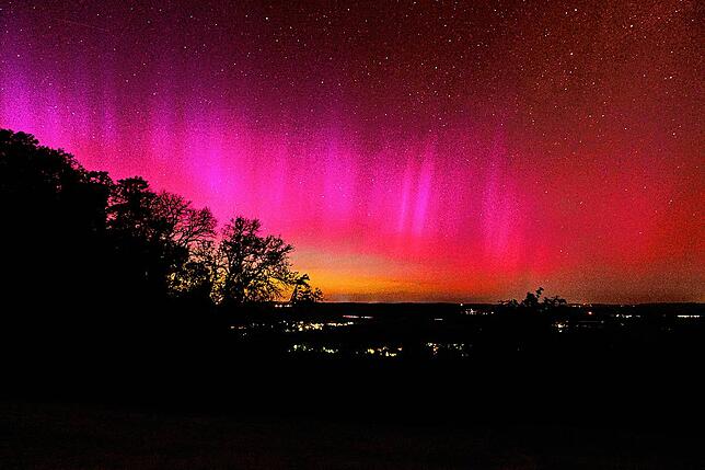 Bild 6: Polarlichter malen den Himmel über dem Hegau bunt: Das sind die schönsten Bilder