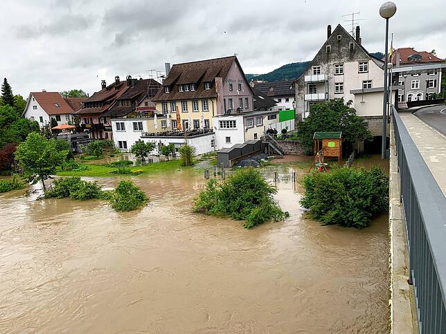 In Küssaberg ist der Rhein über die Ufer getreten.