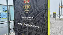 Ein Zeitportal? Am Überlinger Landungsplatz wird immer noch auf das Festprogramm zum Stadtjubiläum 2020 hingewiesen.