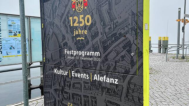 Ein Zeitportal? Am Überlinger Landungsplatz wird immer noch auf das Festprogramm zum Stadtjubiläum 2020 hingewiesen.