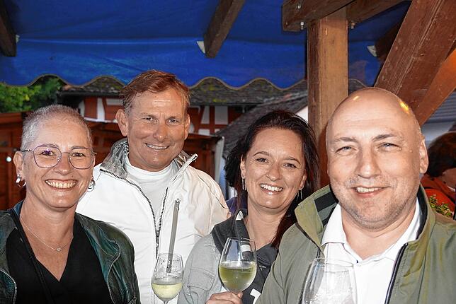 Bild 16: Gute Stimmung beim Auftakt des Weinfests in Bermatingen