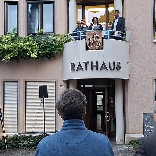Bürgermeister-Stellvertreterin Sabine Müller verkündet das Ergebnis der Wahl und gratuliert dem wiedergewählten Amtsinhaber Ralf Meßmer