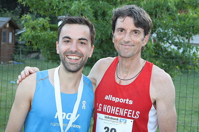 Spitze: Hardy Flum (rechts) von der LG Hohenfels holte sich beim 9. Klettgaulauf des TV Erzingen den Tagessieg. Tobias Herrmann vom May ...