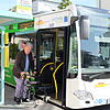 Herbert Aldinger mit seinem Rollator vor einem Stadtbus am Schättlisberg. Durch die vordere Tür kann er nicht einsteigen, da die ...
