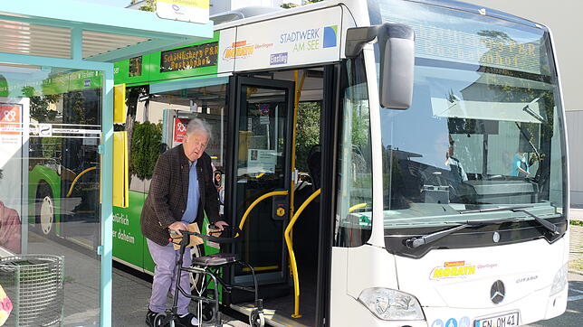 Herbert Aldinger mit seinem Rollator vor einem Stadtbus am Schättlisberg. Durch die vordere Tür kann er nicht einsteigen, da die ...