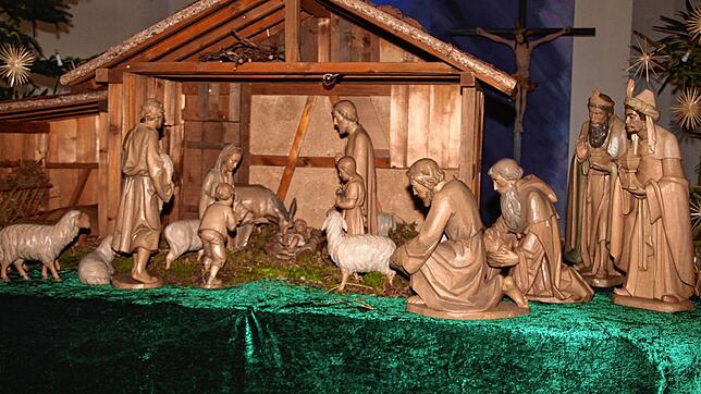 Die frohe Botschaft von Weihnachten zeigt auch die Krippe in der Blumberger Pfarrkirche St. Andreas, die Pfarrer Karlheinz Brandl und ...
