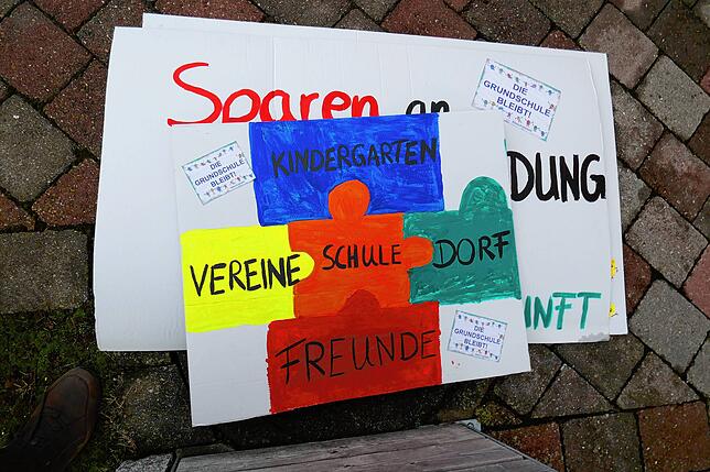 Klare Vorstellungen von einer Schule vor Ort zeigt dieses Plakat, das noch auf seinen Einsatz wartet.