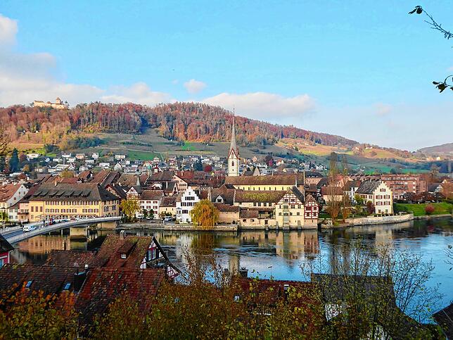 Ein Ausblick vom Römerkastell aus auf die bunte Altstadt von Stein am Rhein mit Burg Hohenklingen.