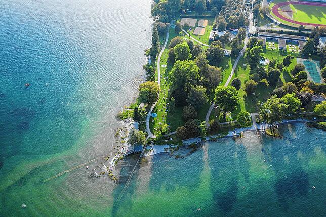 Das größte Strandbad des Bodensees von oben.