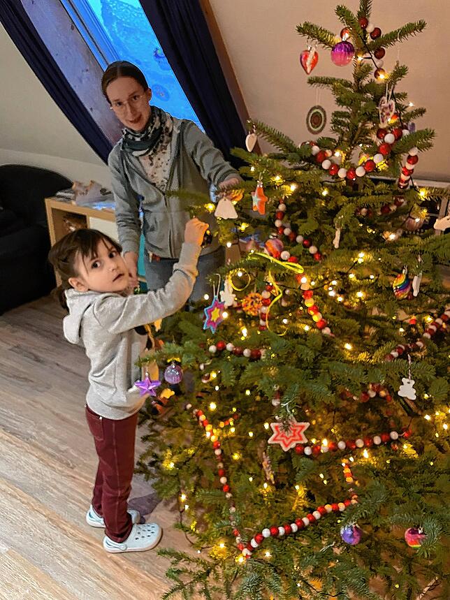 Katheryna schmückt gemeinsam mit Praktikantin Selina Maier den Christbaum.
