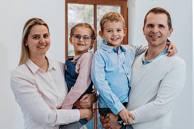 Familie Schmidt mit Mama Petra, Töchterchen Liah, Papa Thorsten und Sohn Mika.