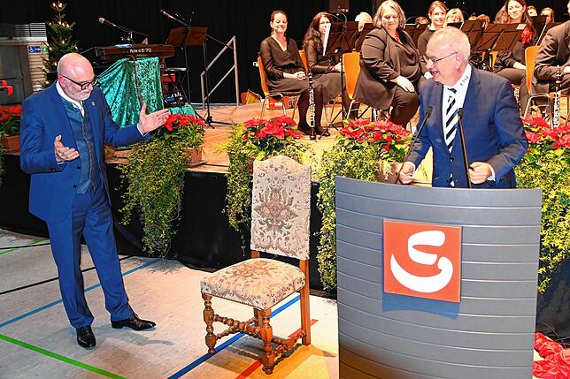 Narrenrichter Jürgen Koterzyna (rechts) schenkte Rainer Stolz einen Stuhl aus dem Narrenstüble als Altersruhesitz.