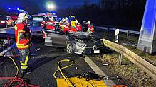 Unfall im Autobahnkreuz Hegau: Feuerwehrleute haben das Dach des Mercedes abgeschnitten, um die Fahrerin des Autos schonend zu retten.