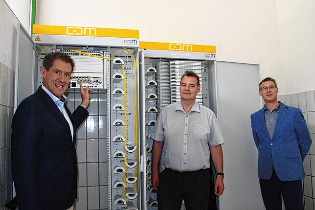 Im Bild vom Juni 2019 sind Felix Stiegeler (von links) von der Firma Stiegeler IT als Netzbetreiber sowie Claudius Bauknecht, Leiter des ...