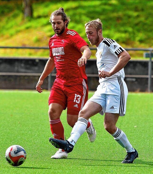 Gastspiel: Ein halbes Jahr spielte Janne Hass (vorn, gegen Enno Meyer vom VfR Bad Bellingen) in der U23 des SV 08 Laufenburg.