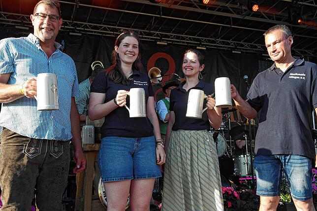 Nach getaner Arbeit stößt Ortsvorsteher Andreas Lipp mit den drei Vorsitzenden der Musikkapelle Ailingen Sarah Maute, Sarit Berdichever ...