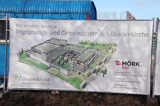 Ein großes Schild am Baustellenzaun verrät, wie der Neubau künftig aussehen soll.