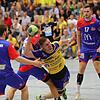 Im Spiel kaum zu halten, nun auch nicht von der HSG Konstanz: Kreisläufer Fabian Wiederstein (am Ball) geht zurück zu seinem Ex-Verein ...