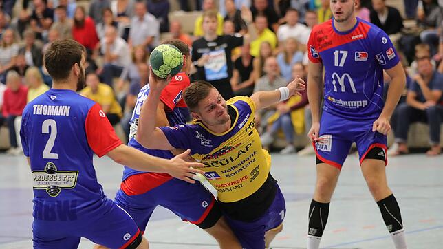 Im Spiel kaum zu halten, nun auch nicht von der HSG Konstanz: Kreisläufer Fabian Wiederstein (am Ball) geht zurück zu seinem Ex-Verein ...