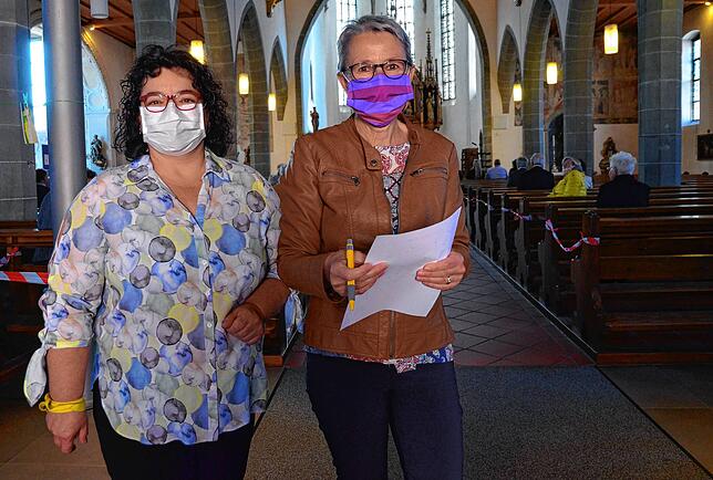Maria Stump und Angelika Websky kümmern sich um die Einhaltung der Corona-Auflagen in der Kirche.
