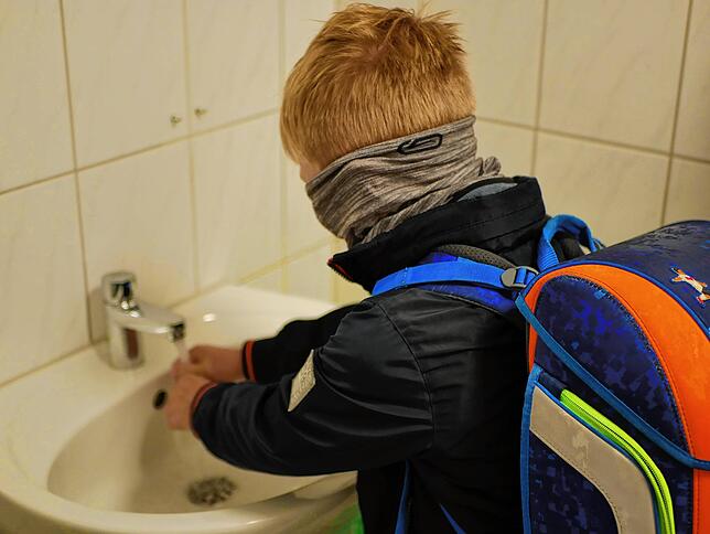 Händewaschen vor dem Unterricht: Auch nach der Rückkehr zum Regelbetrieb wird an der Teggingerschule größter Wert auf Hygenie gelegt.