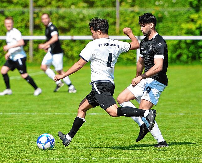 Mauro Guaglianone vom FC Schonach (links) versuchte die Flügelspieler stetig in Szene zu setzen. In dieser Szene wird der Schonacher ...