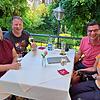 Vier Freunde aus Neuried bei Offenburg fühlen sich sichtlich wohl im Biergarten des Landhotels Adler in Wittenhofen (von links): Nadine ...
