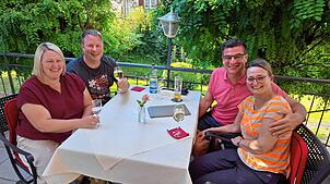 Vier Freunde aus Neuried bei Offenburg fühlen sich sichtlich wohl im Biergarten des Landhotels Adler in Wittenhofen (von links): Nadine ...