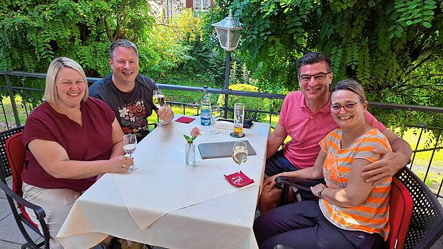 Vier Freunde aus Neuried bei Offenburg fühlen sich sichtlich wohl im Biergarten des Landhotels Adler in Wittenhofen (von links): Nadine ...