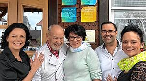 Hier lacht die Gastfreundlichkeit des Gasthauses Adler auf dem Fohrenbühl bei Lauterbach im Schwarzwald. Von links Manuela Wurzer, die ...