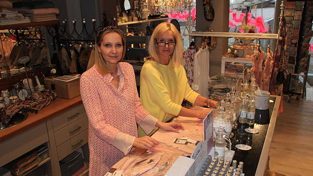 Mitten in den Vorbereitungen stecken Sandra Weiß (links), Inhaberin des Modegeschäftes Louise, und ihre Mitarbeiterin Conny Steinhauser. ...