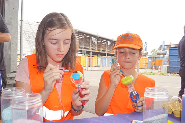 Hochkonzentriert bemalen die zwölfjährige Sarah und ihre zehnjährige Schwester Laura ausrangierte Glühbirnen und machen sie so zu ...