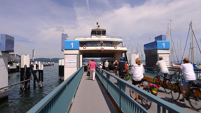 Bis zu 700 Fahrgäste können auf der Fähre Konstanz mitfahren. Aktuell legen die Schiffe zwischen 5.35&nbsp;Uhr morgens und ...