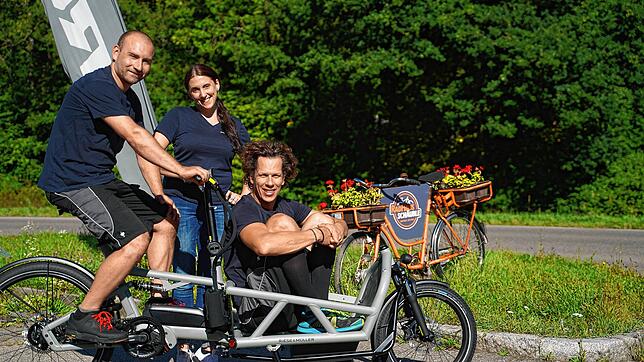 Fahrradhändler Michael Schäuble (rechts) mit seiner Frau Jarusel Regine und Mitarbeiter Andreas Wolff freut sich über die starke ...