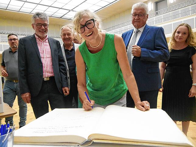 Eintrag ins goldene Buch der Stadt: Alle Gemeinderäte dürften sich dort per Unterschrift verewigen. Im Bild: Isabella Eisenhart (Grüne), ...