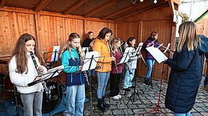 Das Vororchester Tennenbronn spielt weihnachtliche Weisen am Weihnachtsmarkt unter der Leitung von Lara Schülgen (rechts). Bilder: ...