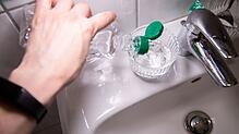 Schritt 2: Essigessenz in ein Glas oder eine Tasse füllen.
