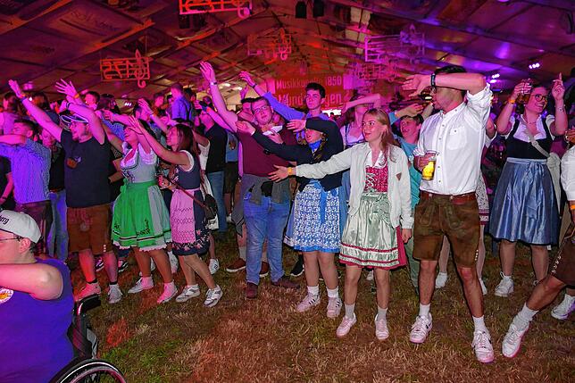 Bild 23: Was für eine Fete! Musikkapelle Mundelfingen versetzt das Publikum zum Jubiläumsstart in Feierlaune
