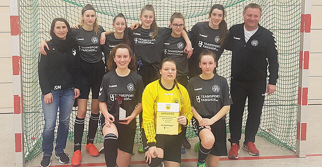 Top: Bei den B-Juniorinnen siegte der FC Wittlingen mit (hinten, von links) Trainerin Simone Meier, Lara-Sophie Meier, Nora Wacker, ...