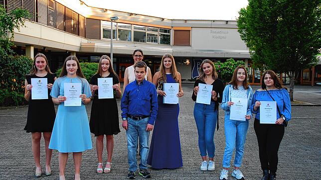 Auszeichnungen erhielten (v. l.) Aurélie Mayer (Preis), Josephine und Katharina Holzmayr (Lob), Rektorin Constanze Trumpf, Moritz ...