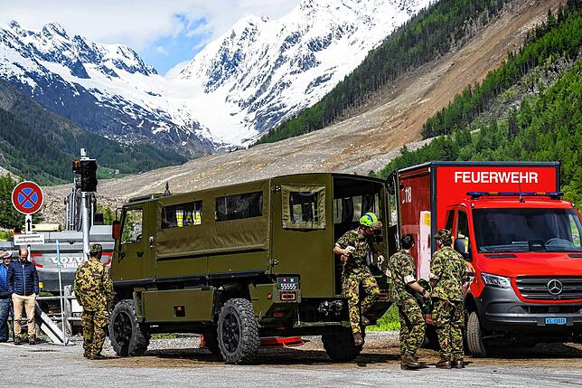 Soldaten der Schweizer Armee sind nach der Katastrophe in den betroffenen Gebieten im Einsatz.